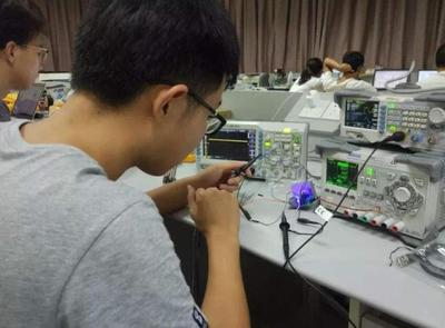 理科男生如何选择高薪专业？聚焦信息电子技术服务领域